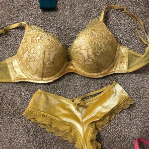 Victoria Secret bra/panty set. Bra 32D Panties XS